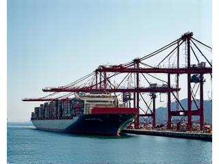 Puerto de Barcelona con grandes grúas de descarga